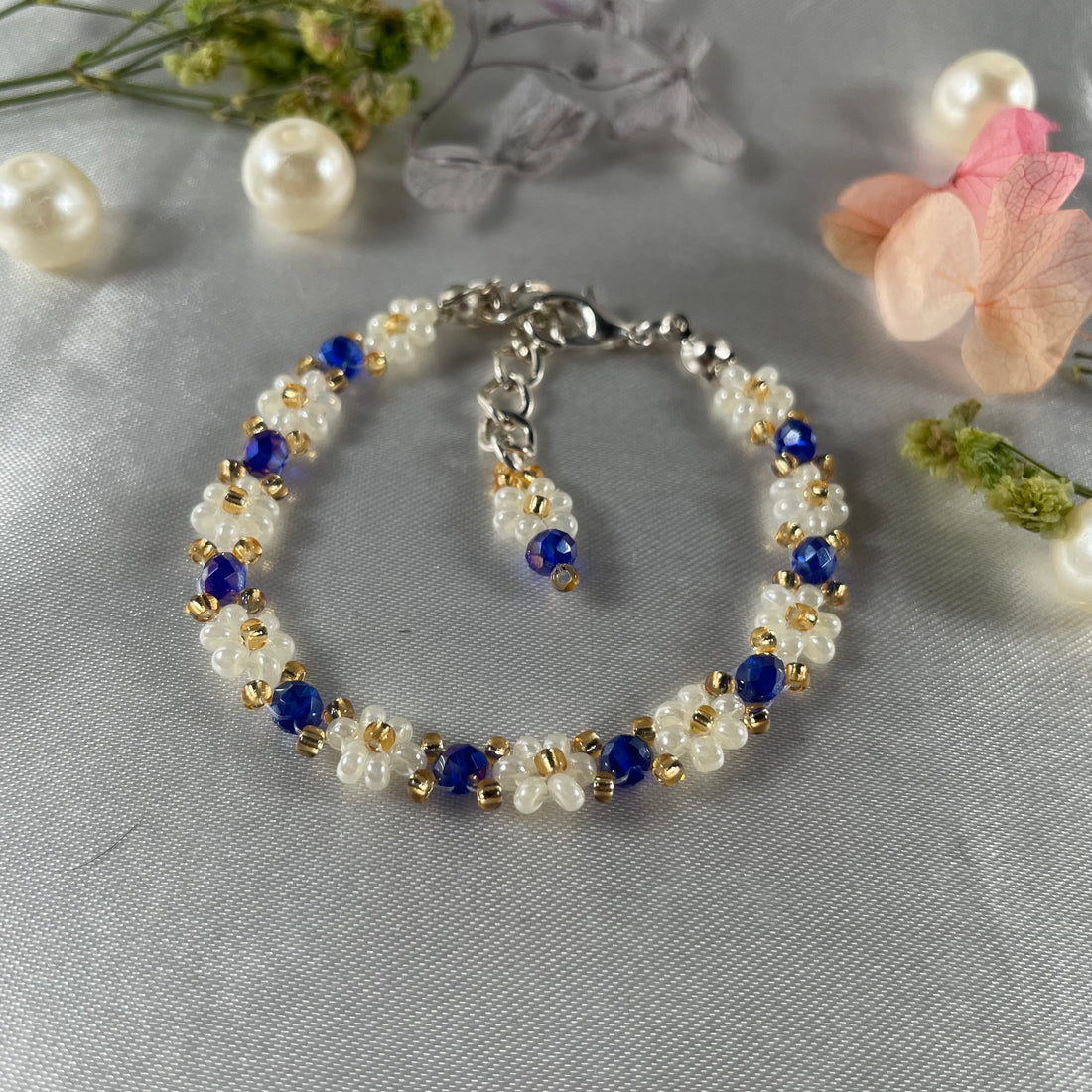 Daisy Flowers bracelet Rondella Crystal | Royal Blue with Off-White & Golden seed beads