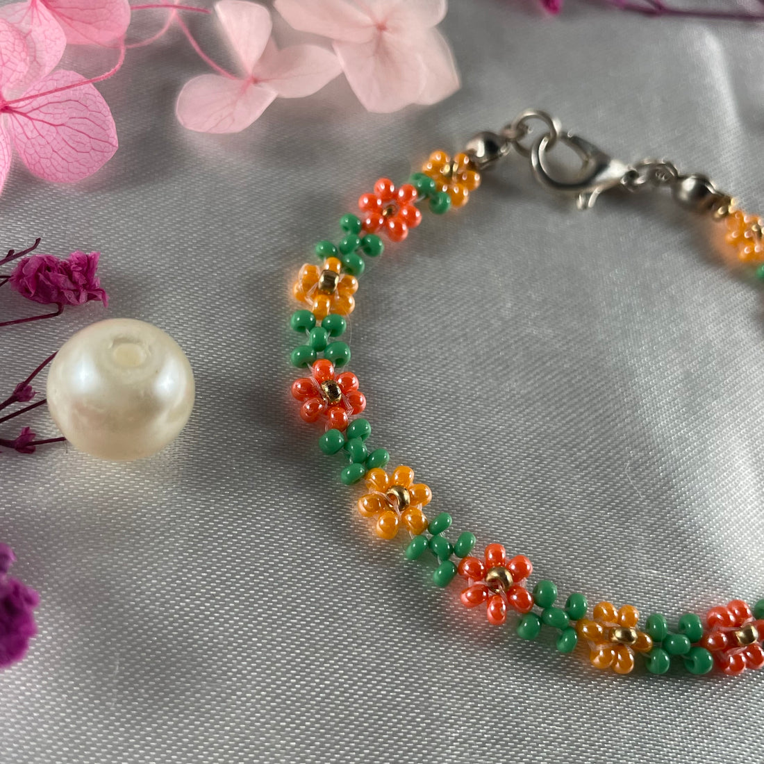 Daisy Flowers bracelet, made with 3 Colours Daisy’s design golden bead finishing