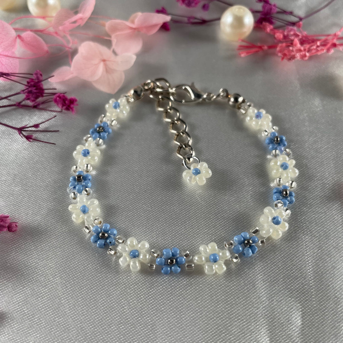 Daisy Flowers bracelet | pastel Blue, Off-White with silver line seed beads