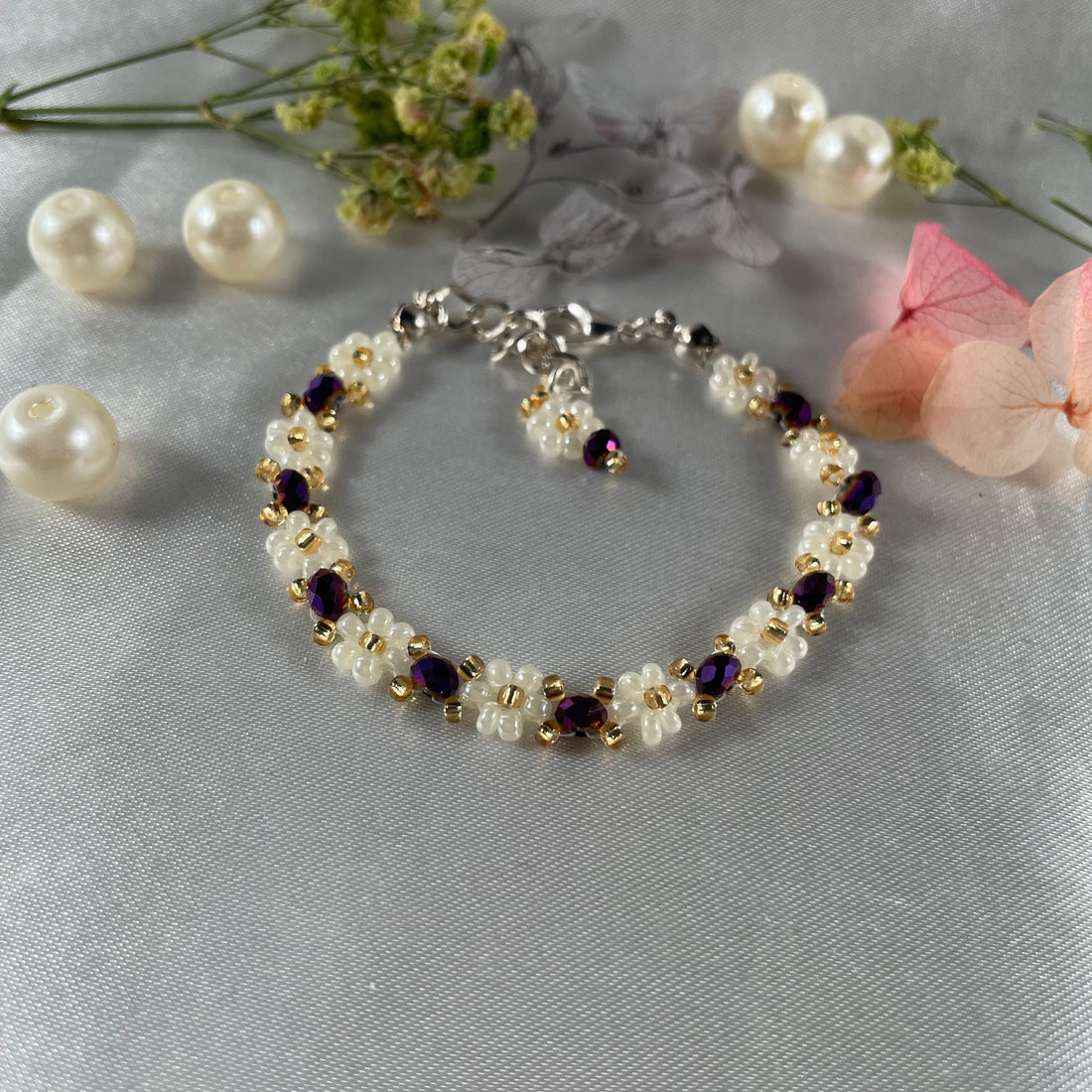 Daisy Flowers bracelet Rondella Crystal | Dark purple, Off-White with Golden seed beads