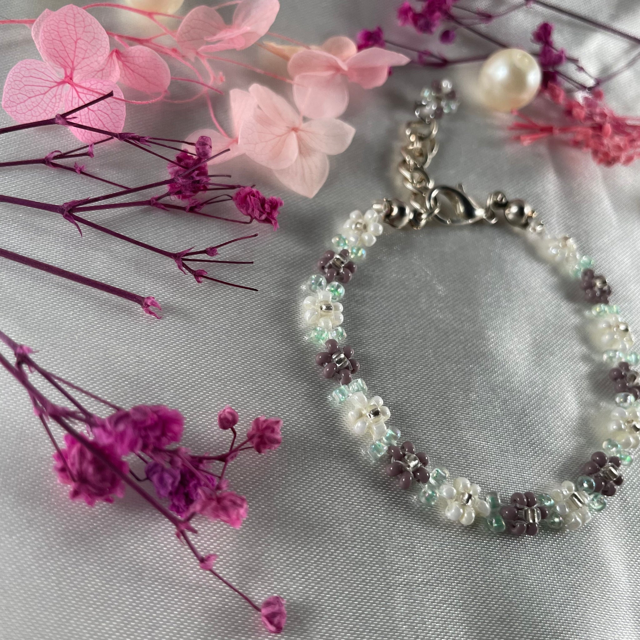 Daisy Flowers bracelet, made with pastel Mauve, Off-White