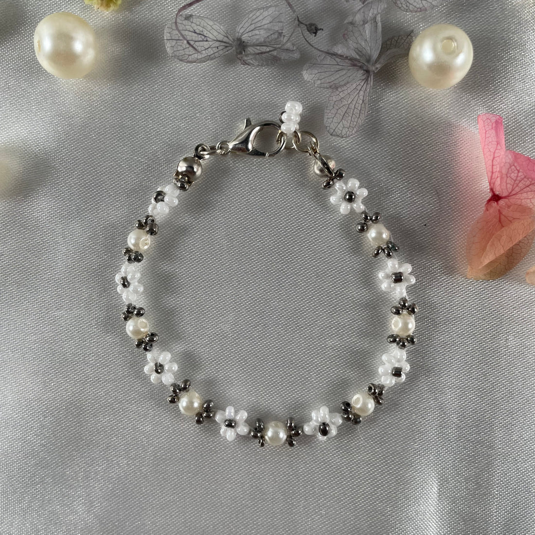 Daisy Flowers bracelet pearl | white seed beads with silver beads finishing