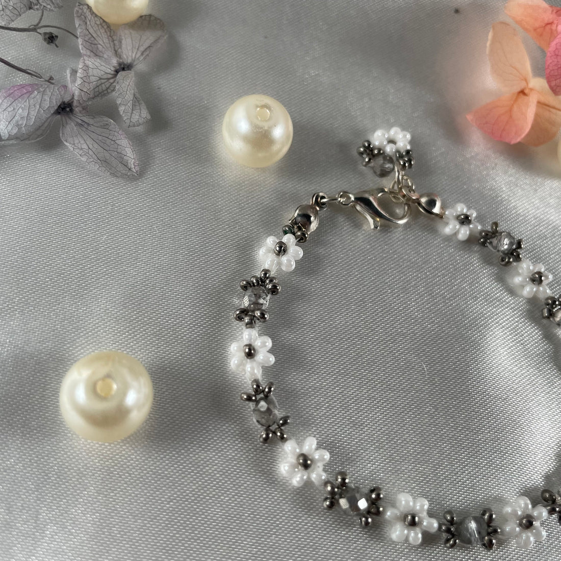 Daisy Flowers bracelet Rondella Crystal | Light Grey Crystal, White and Silver seed beads