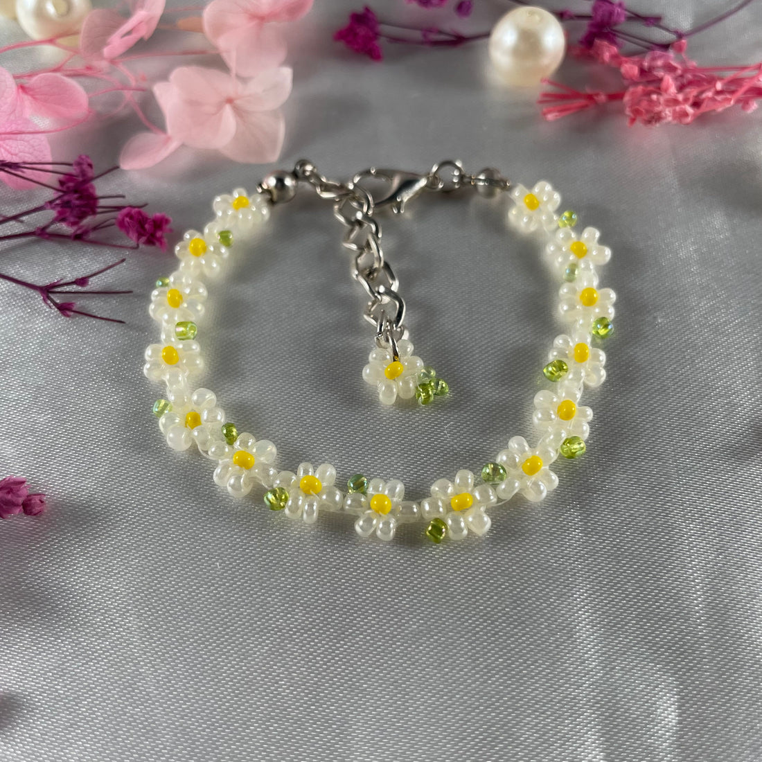 Daisy Flowers bracelet | Off-White with green seed beads finishing