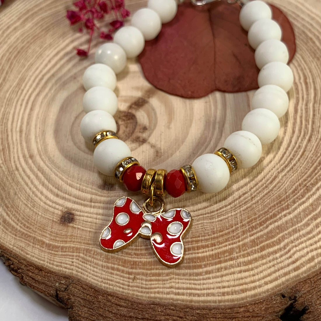 Mate white beads bracelet with butterfly charm - Fatatun