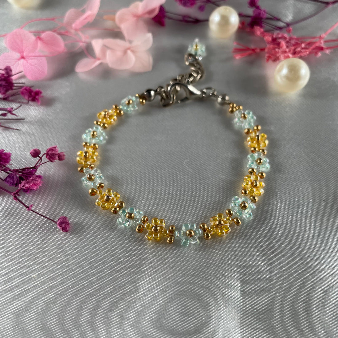 Daisy Flowers bracelet, Golden and Light green with Golden seed bead