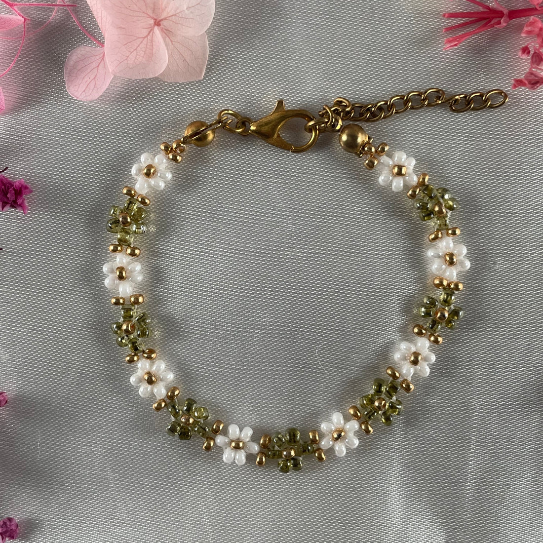 Daisy Flowers bracelet | Olives green and white with Golden seed bead finishing