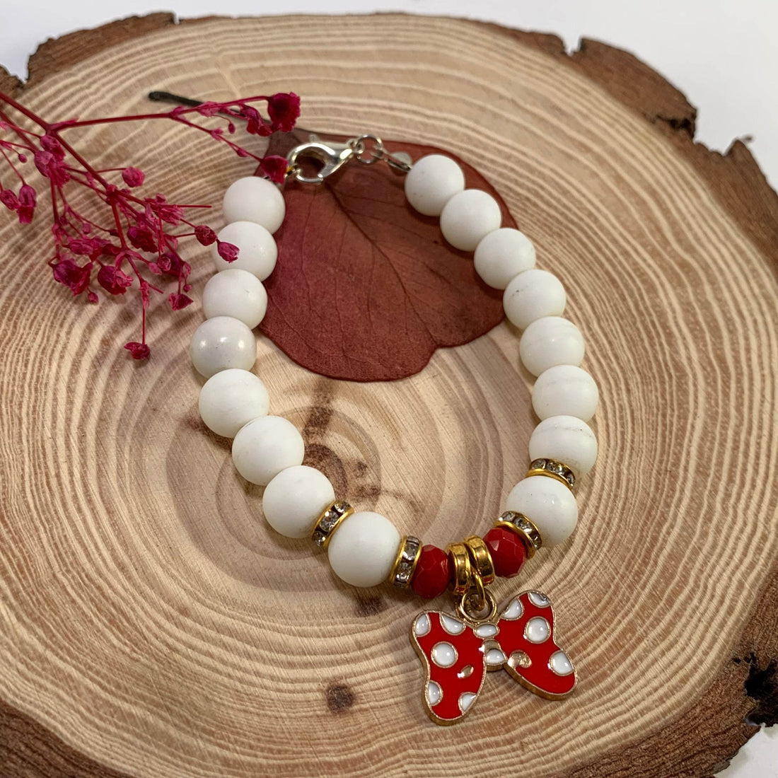 Mate white beads bracelet with butterfly charm - Fatatun