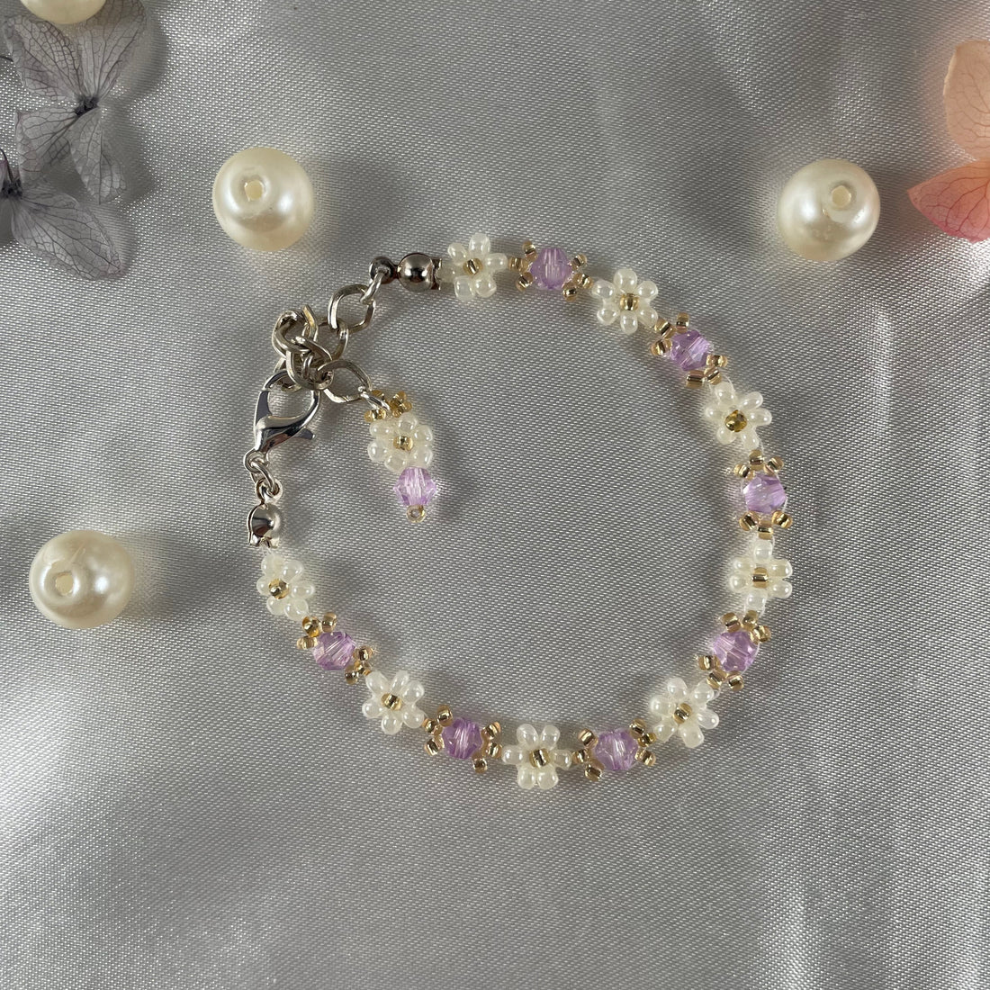 Daisy Flowers bracelet Bicon Crystal | Light Lavender Bicon Crystal with Off-White & golden seed beads