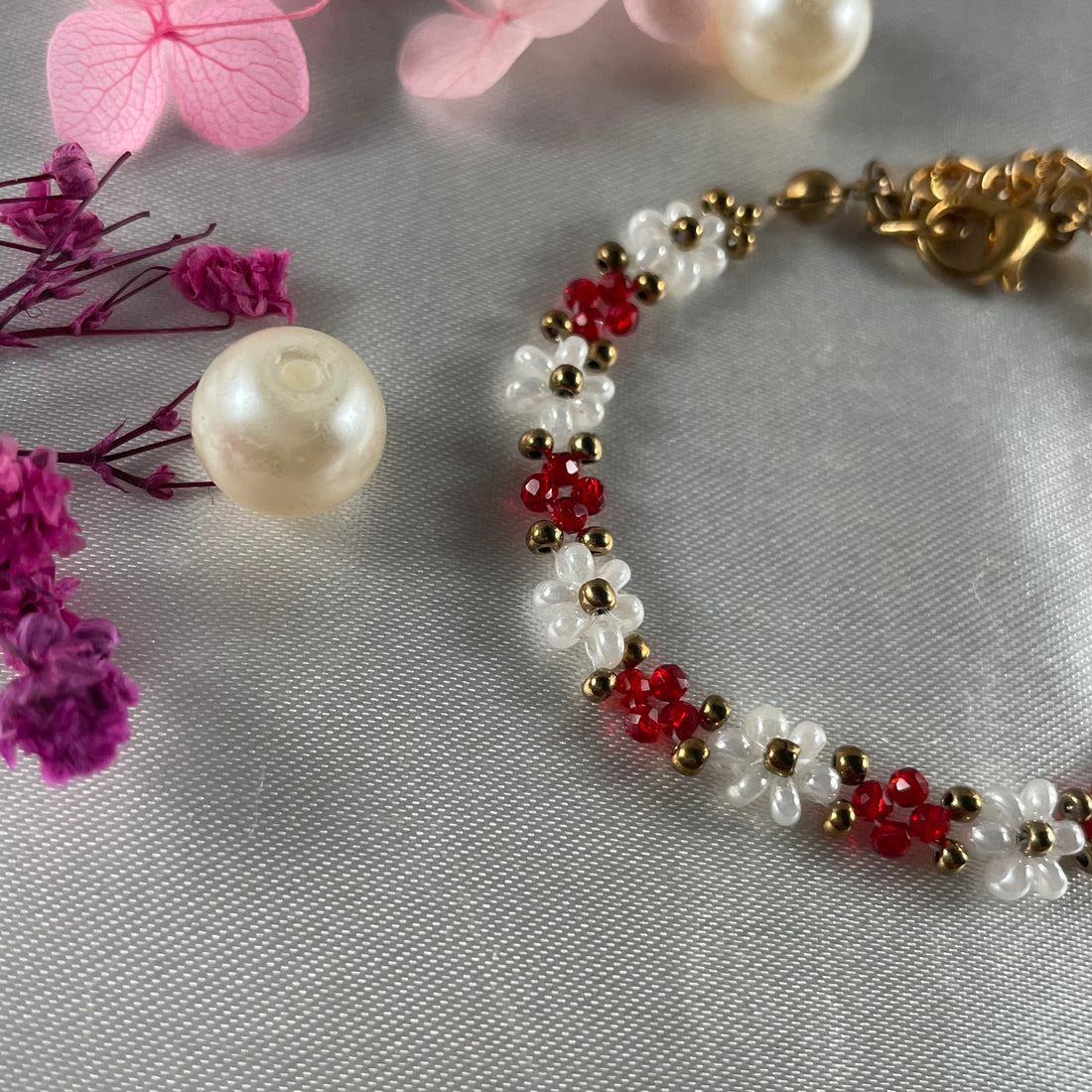 Daisy Flowers bracelet, made with Red and white golden bead finishing