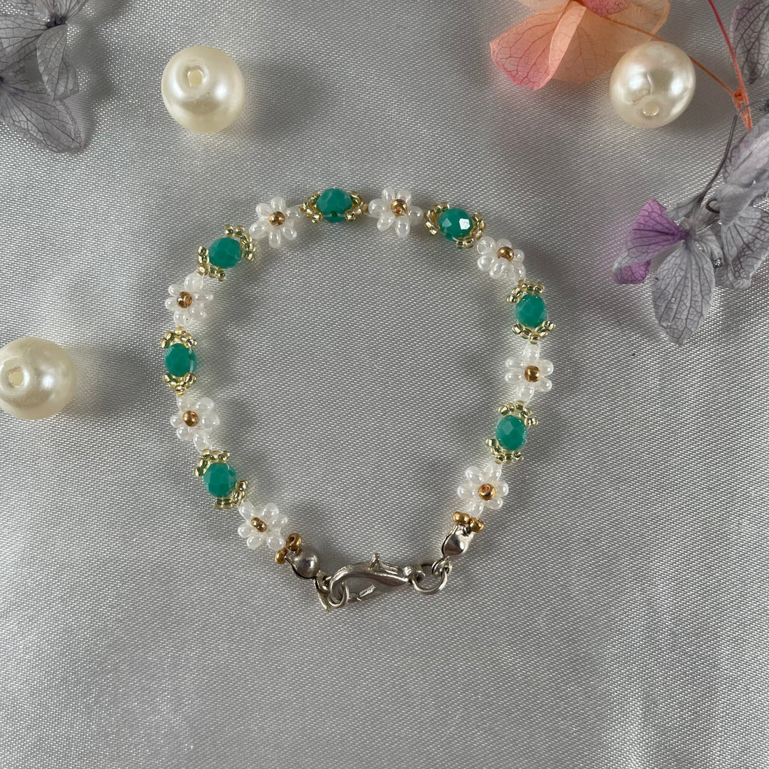 Daisy Flowers bracelet Rondella Crystal | Tail Green Crystal with Off-White & golden seed beads