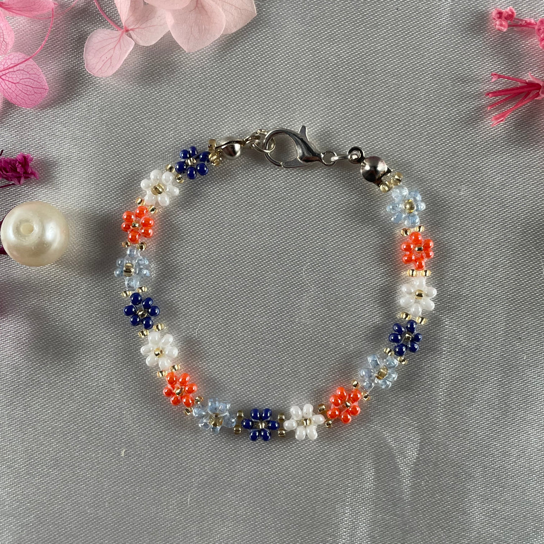 Daisy Flowers bracelet, made with 4 Colours Daisy’s design golden bead finishing