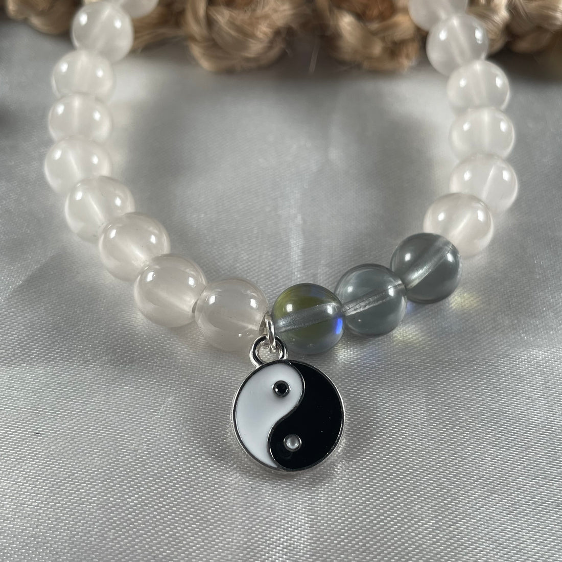 Premium ying-yang bracelet with gray and of white jelly beads