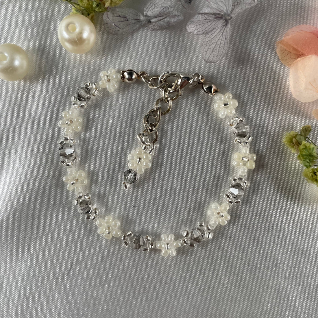 Daisy Flowers bracelet Bicon Crystal | Light grey and Off-white and Silver line seed beads