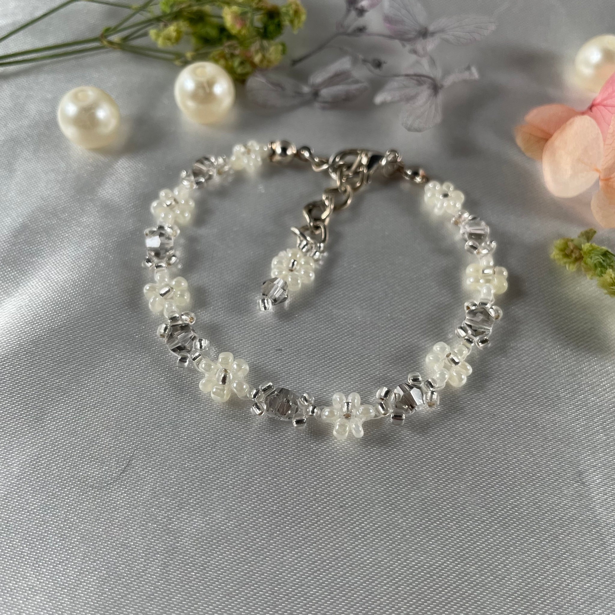 Daisy Flowers bracelet with Crystal made with colour Light grey and Off-white seed Beads with Silver line beads finishing combination