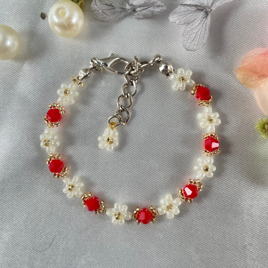 Daisy Flowers bracelet bicon Crystal | Opaque Red Bicon, Off-white & Golden seed beads