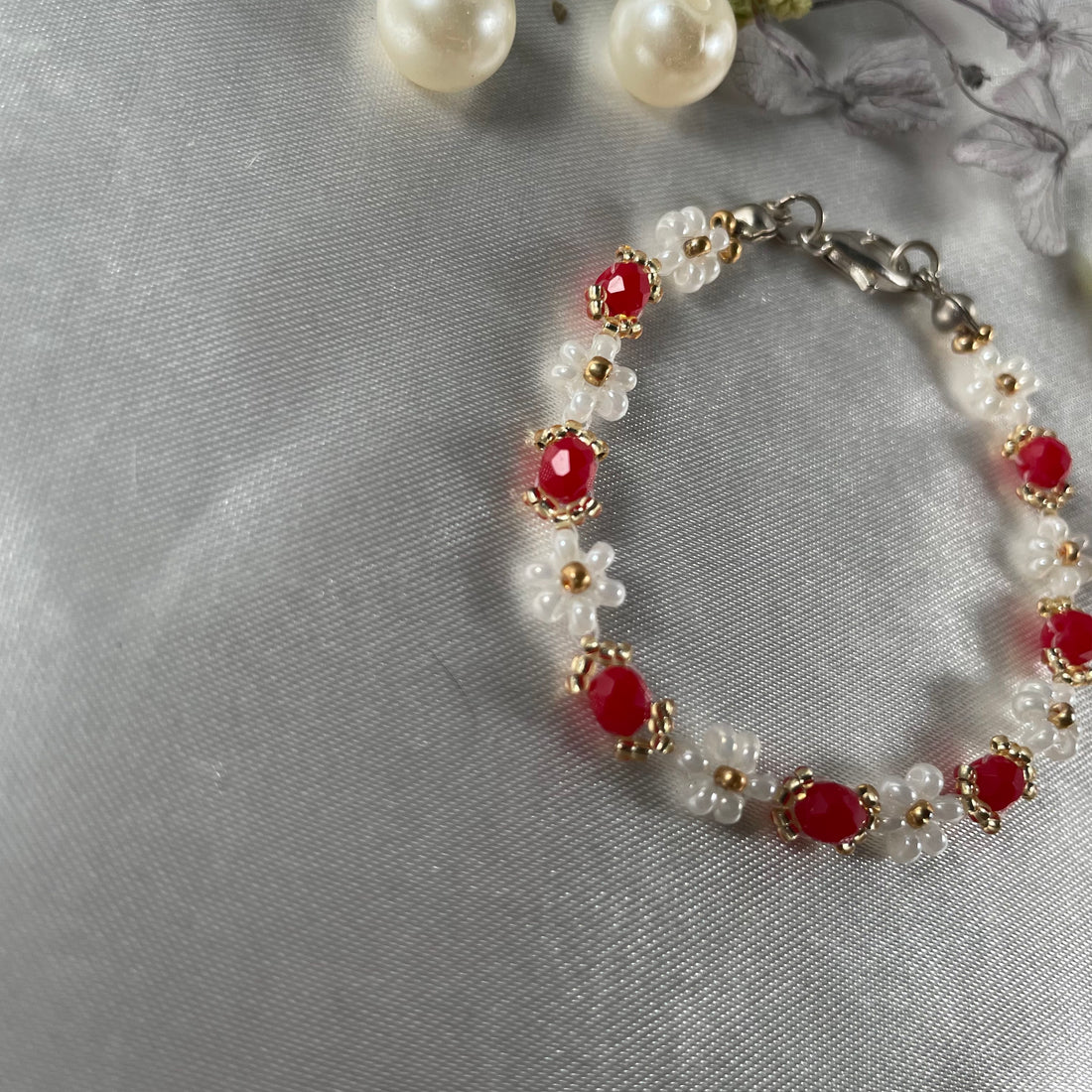 Daisy Flowers bracelet Rondella Crystal | opaque Red crystal with Off-white & golden seed beads