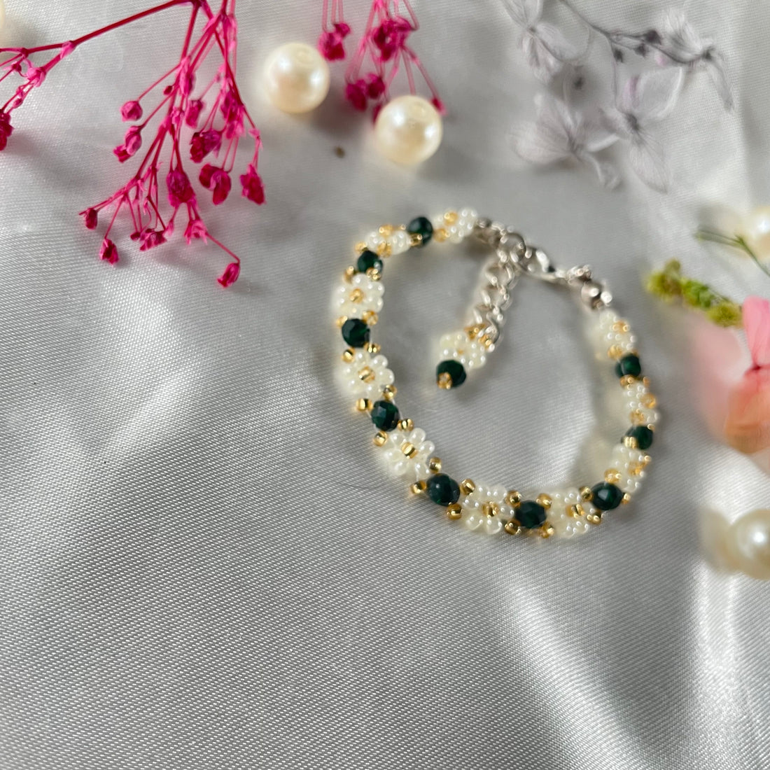 Daisy Flowers bracelet Rondella Crystal | Bottle Green with Off-white & Golden seed beads