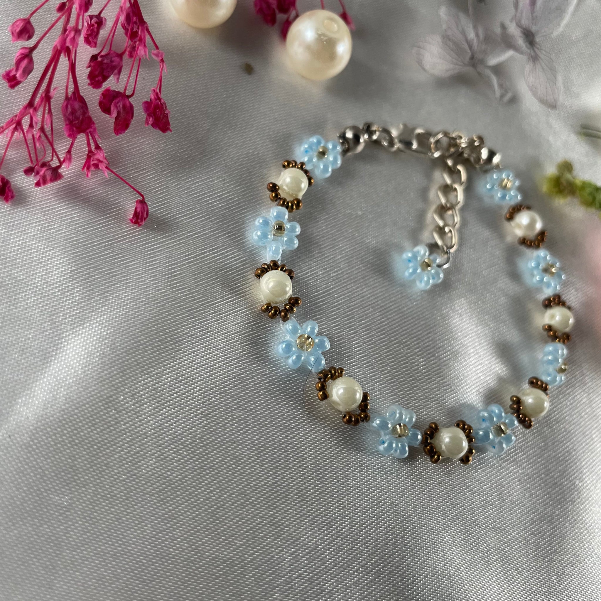 Daisy Flowers bracelet with pearl made with colour Light Blue and Off-white combination